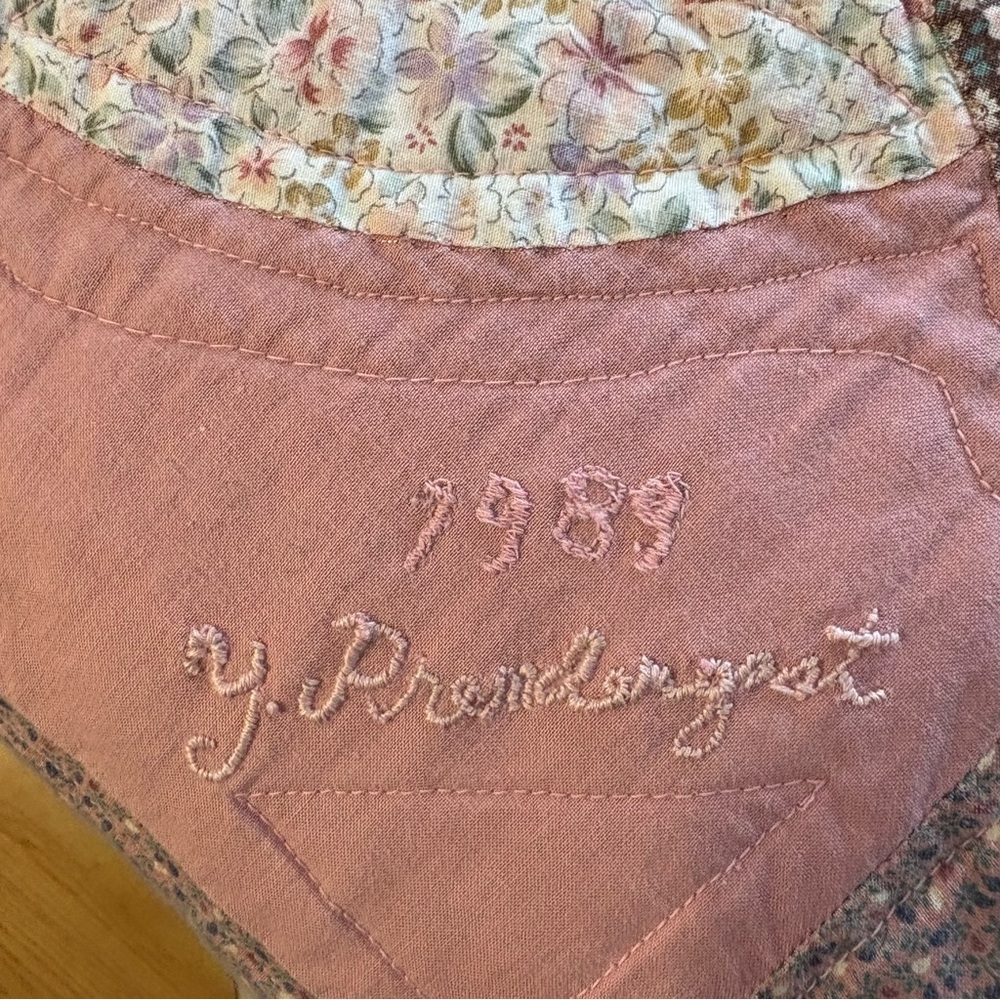 Dated 1989 SAMPLER Cotton PATCHWORK QUILT  - 86”x 100” Pink - Picture 3 of 16